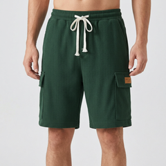 Short cargo homme vert foncé avec poches latérales et cordon blanc, vue de face