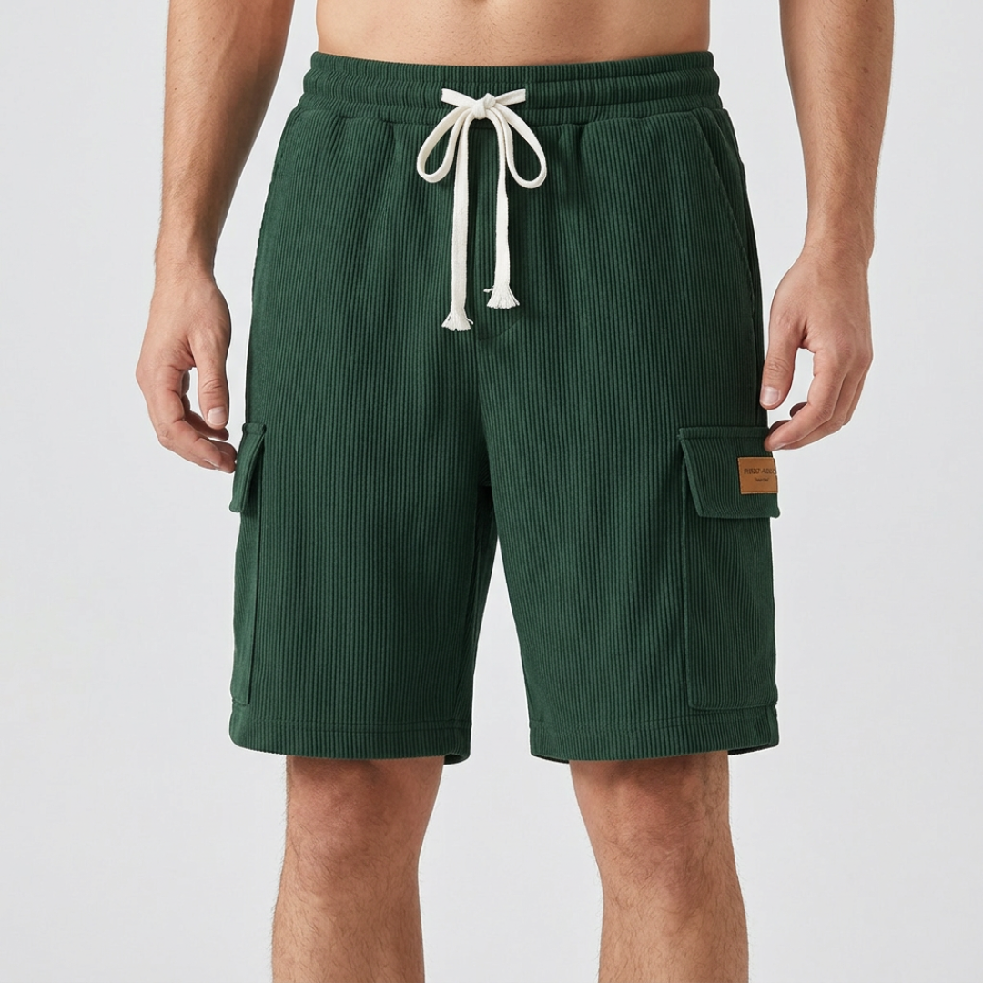 Short cargo homme vert foncé avec poches latérales et cordon blanc, vue de face