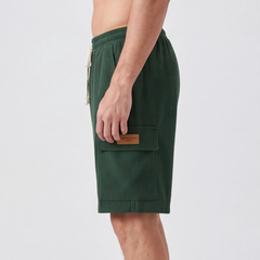 Short cargo homme vert foncé, vue de côté montrant la poche cargo