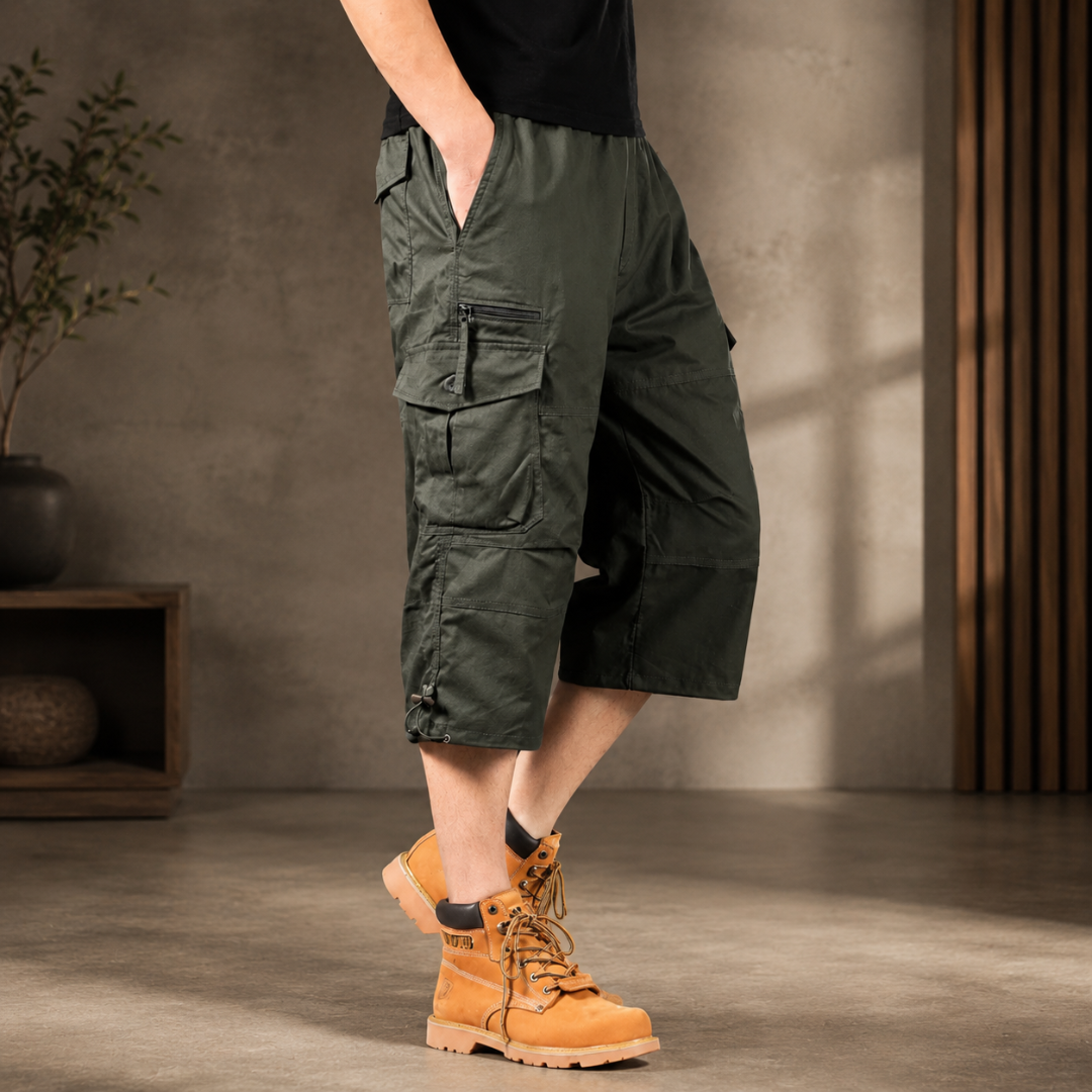 Short cargo vert armée porté en extérieur sur une terrasse en bois