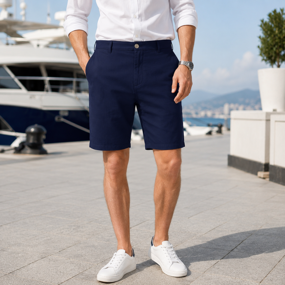 Short chino bleu marine en lin, look élégant en bord de quai