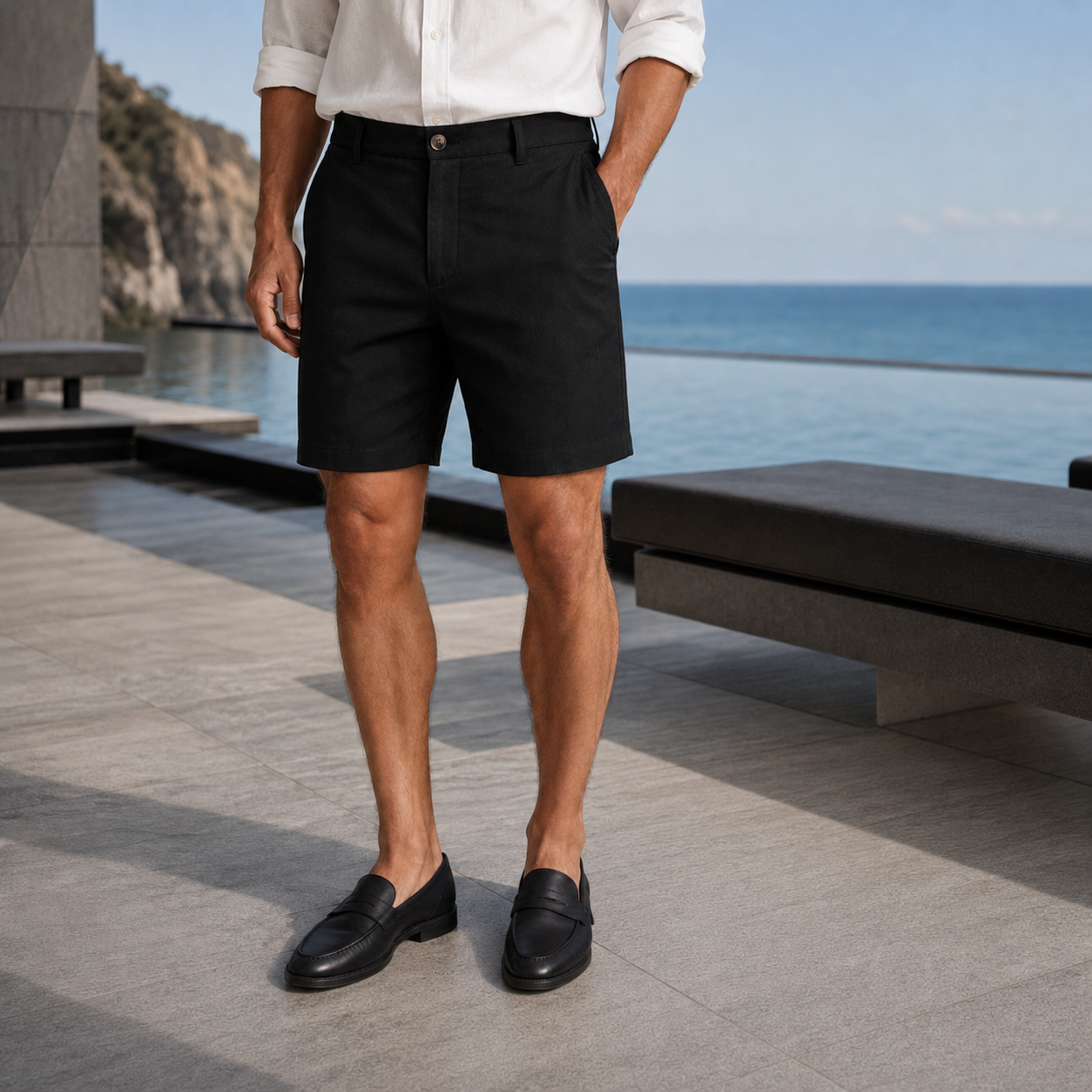 Short chino noir en lin porté avec une chemise blanche