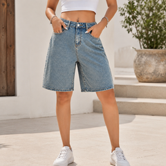 Short femme bermuda bleu délavé mains dans les poches en extérieur