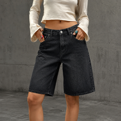 Short femme bermuda noir taille haute porté avec un haut clair