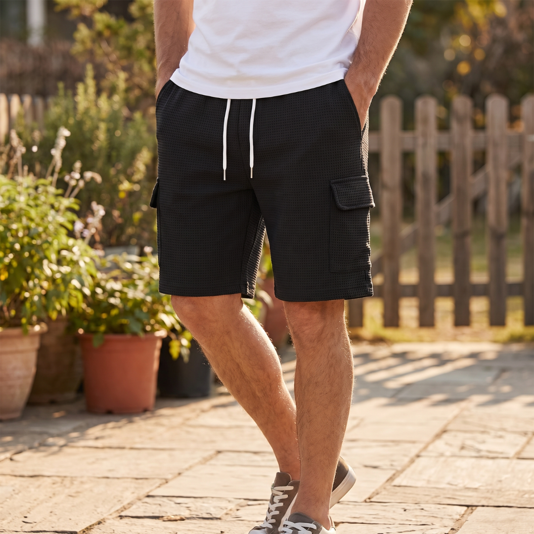 Short homme cargo gaufré noir, taille élastique avec cordon blanc
