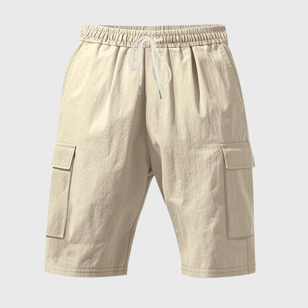 Short cargo homme beige, détail de la ceinture élastique et cordon