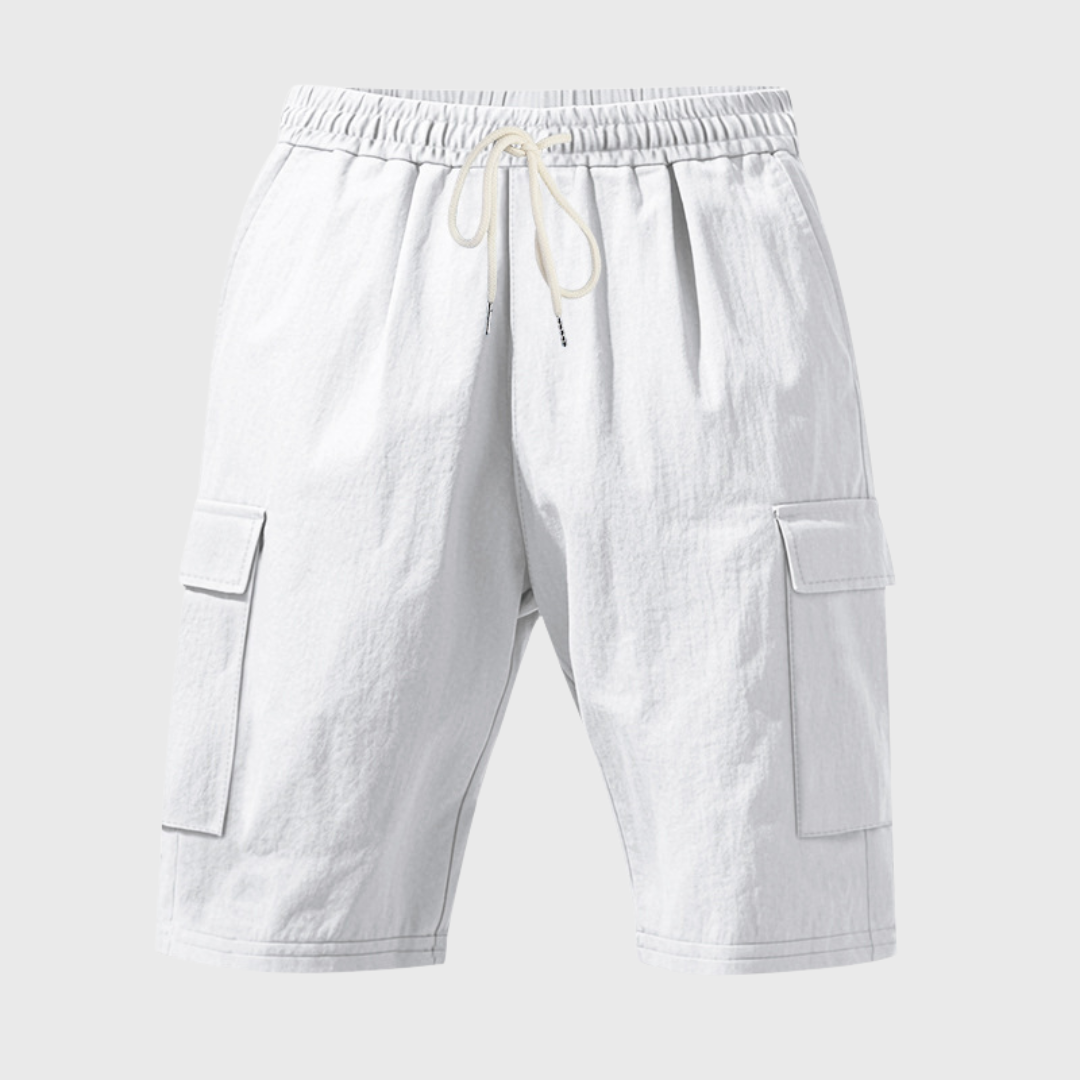 Short cargo homme blanc vue latérale, poches cargo visibles