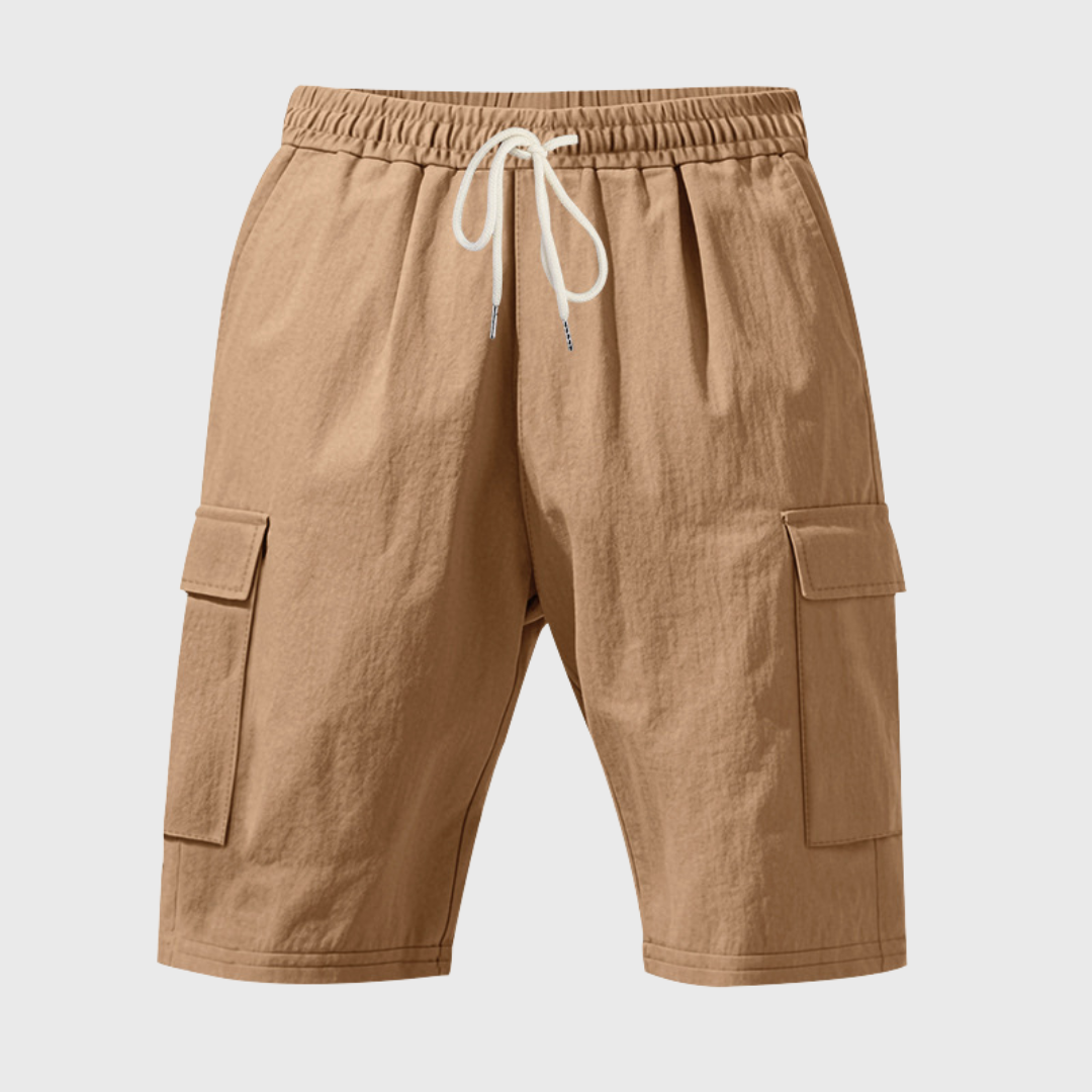 Short cargo homme kaki porté en extérieur, style casual estival