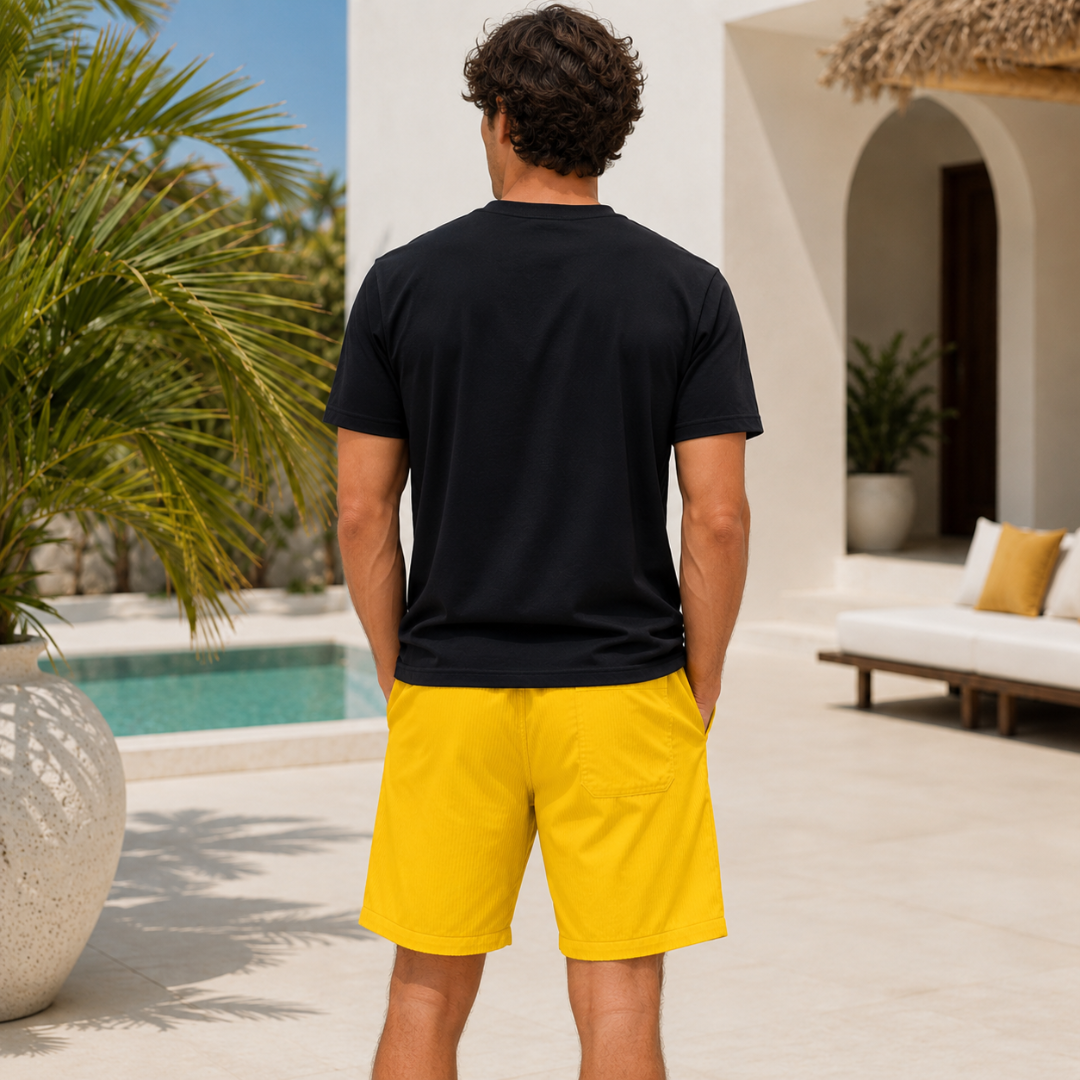 Short homme jaune coupe regular, vue de côté
