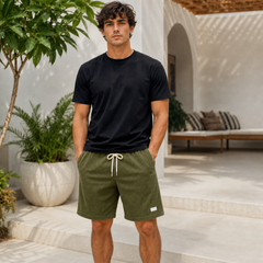 Short homme vert armée avec cordon blanc, coupe regular