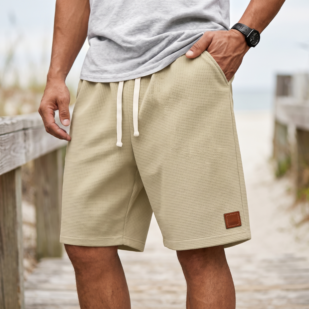 Short homme kaki taille élastiquée, vue de face en extérieur