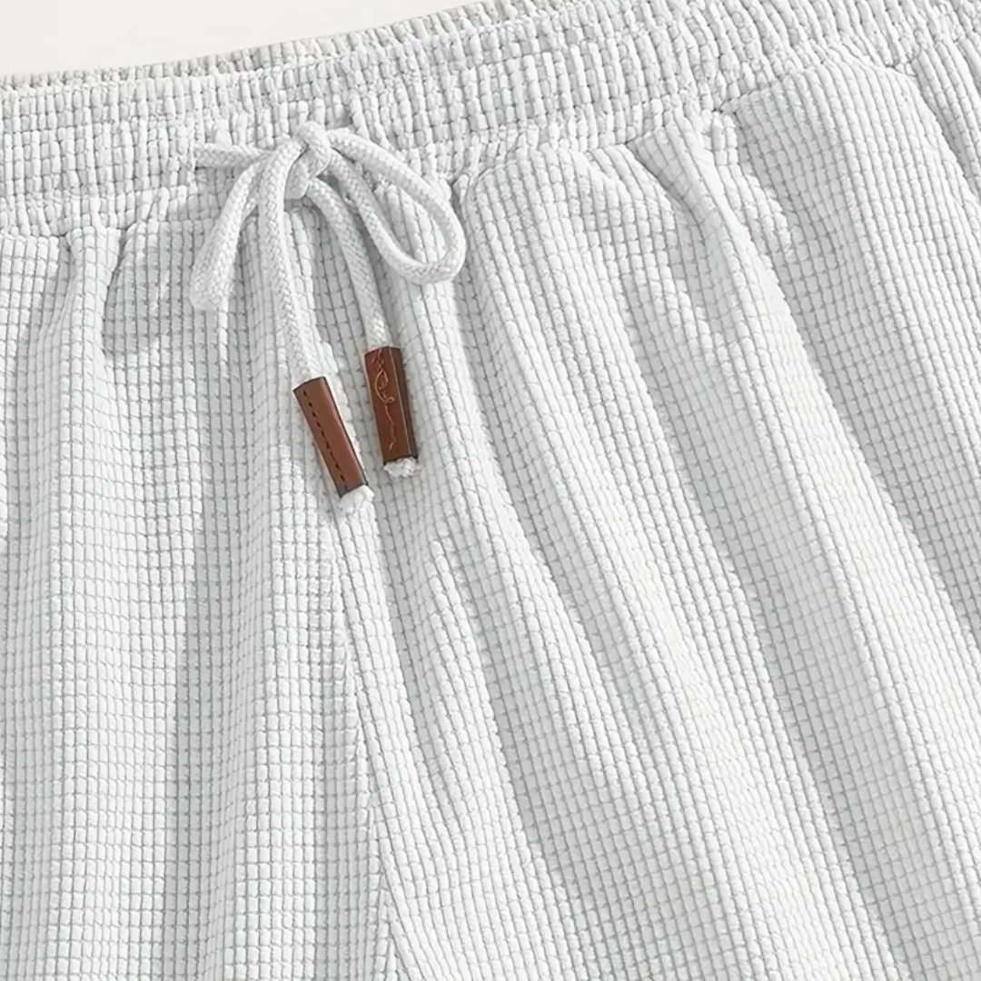 Gros plan de la taille blanche avec cordon noué et embouts marron