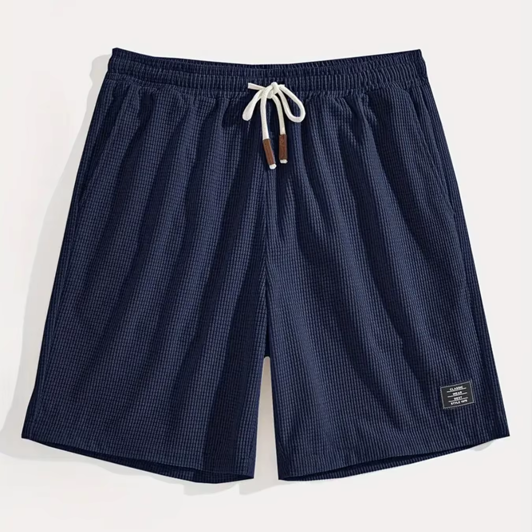 Short homme bleu marine à plat avec cordon blanc et étiquette décorative