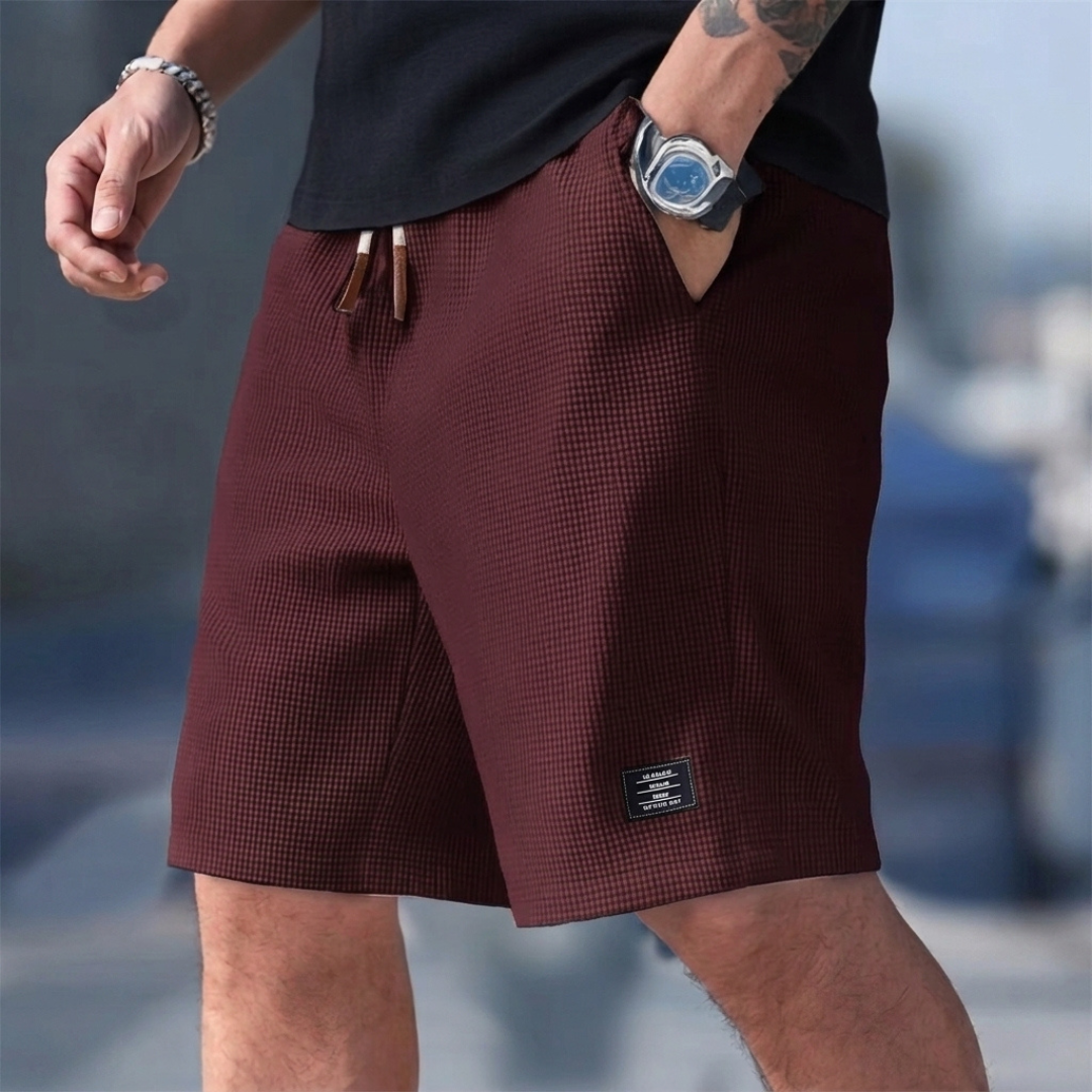 Short homme casual bordeaux porté avec cordon et étiquette latérale