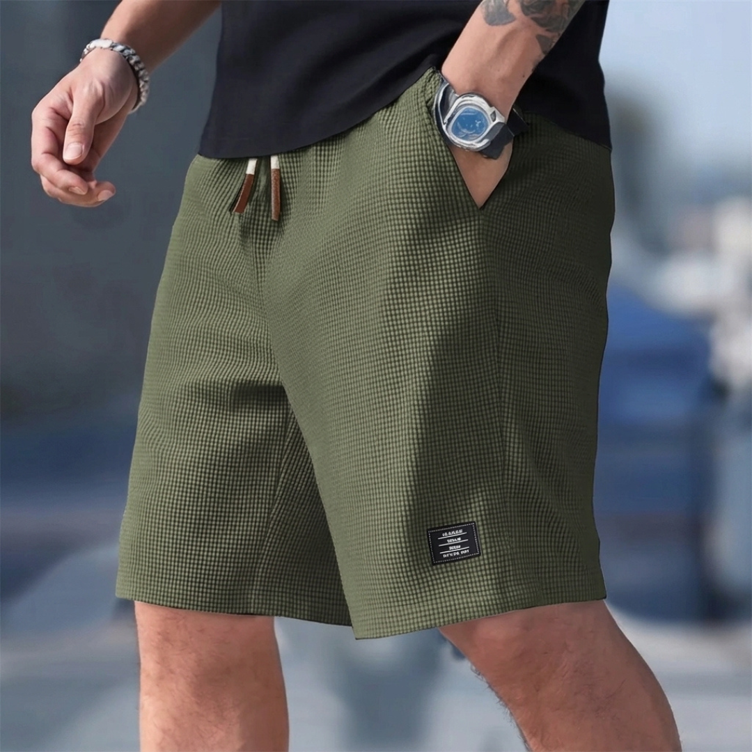 Short homme casual vert armée porté avec cordon et étiquette latérale