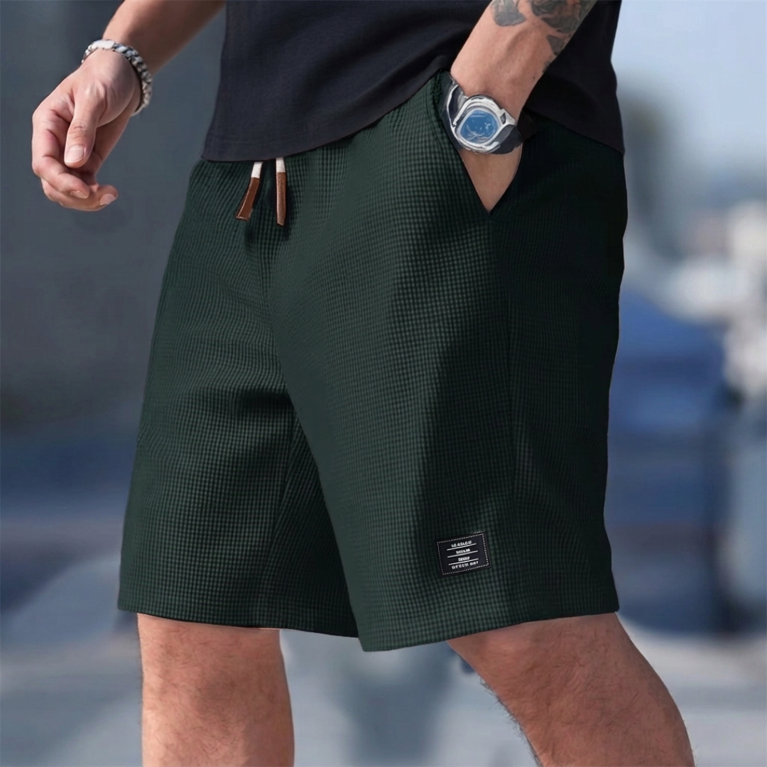 Short homme casual vert foncé porté avec cordon et poche latérale