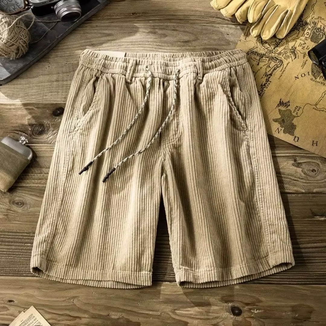 Short homme en velours côtelé coloris beige, posé à plat