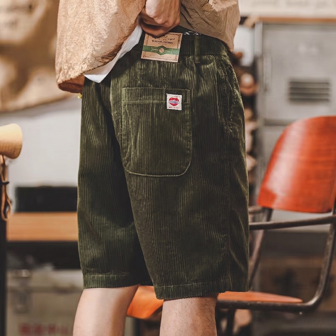 Short homme vert, vue de côté montrant la coupe droite