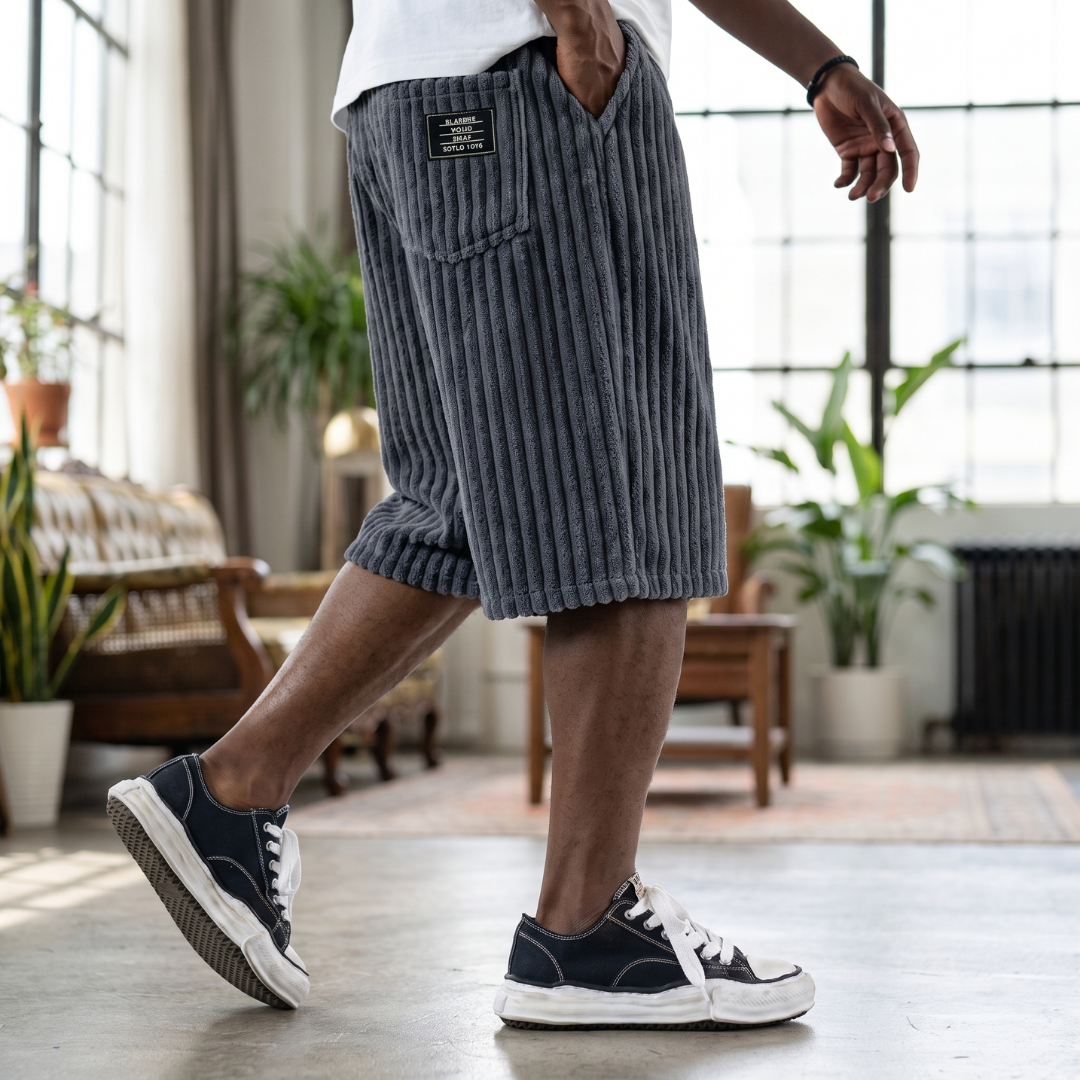 Short homme côtelé bleu marine rayé, vue latérale