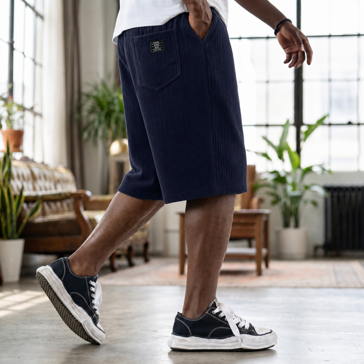 Short homme côtelé bleu marine rayé, vue latérale
