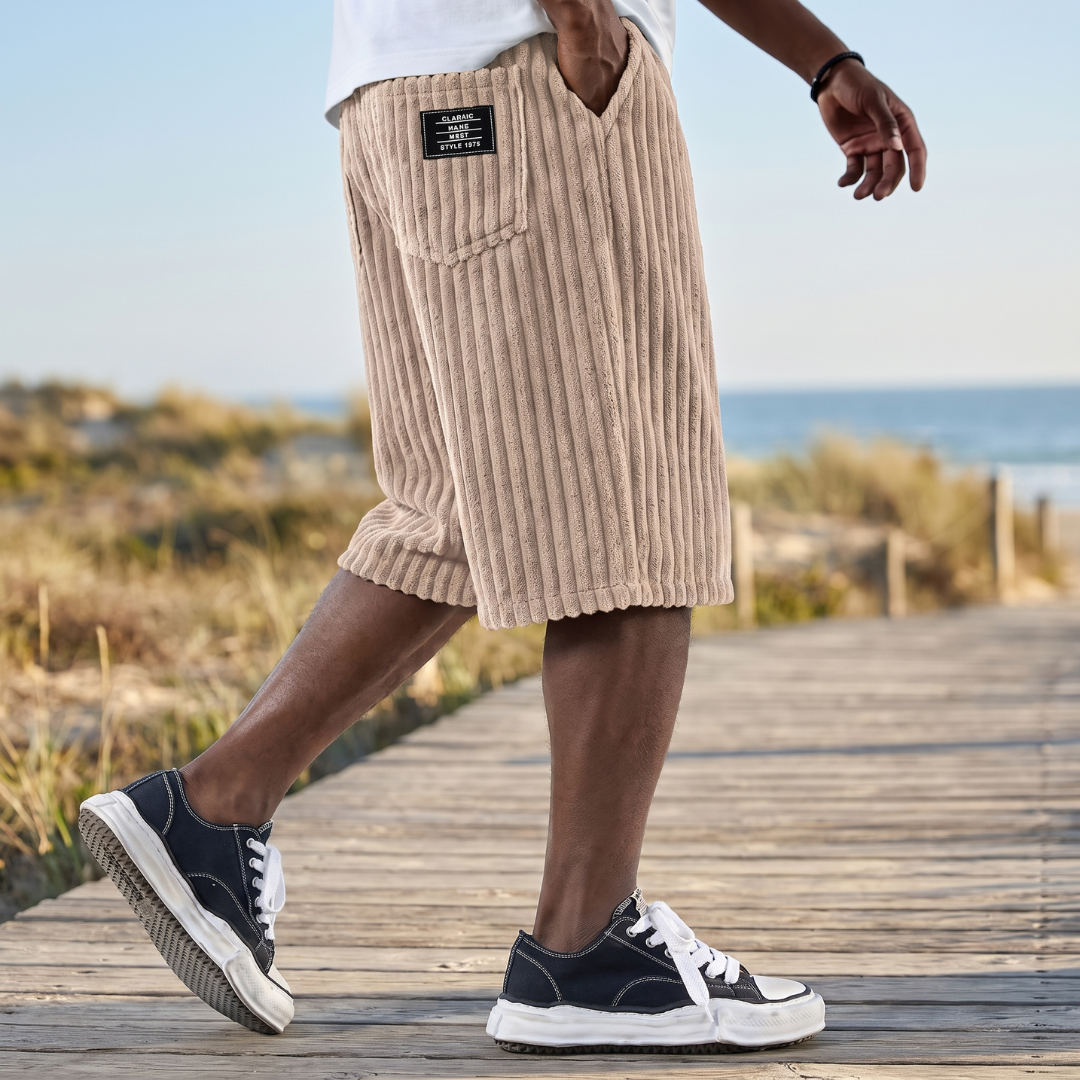 Short homme côtelé kaki, porté à l'extérieur en lumière naturelle