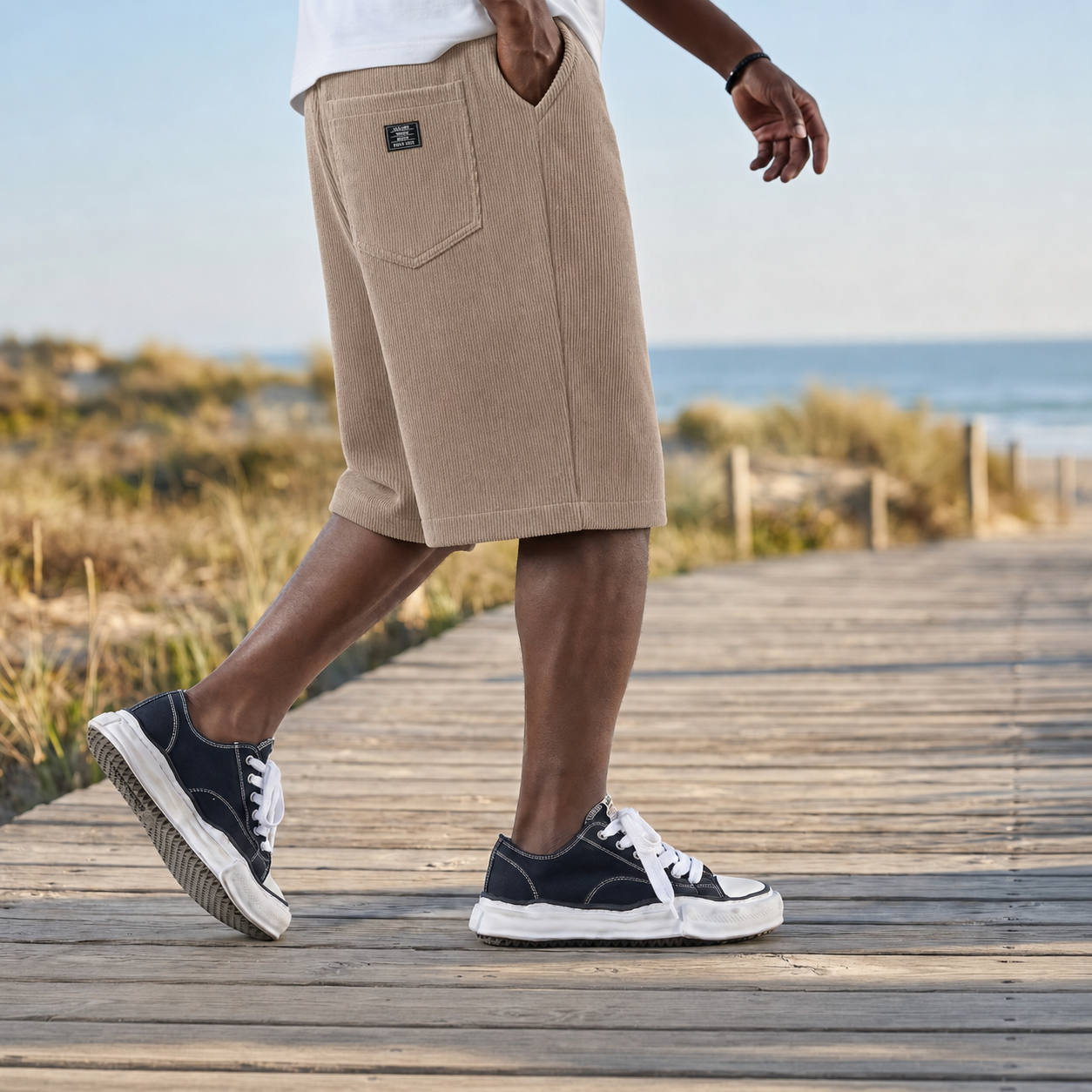 Short homme côtelé kaki, porté à l'extérieur en lumière naturelle