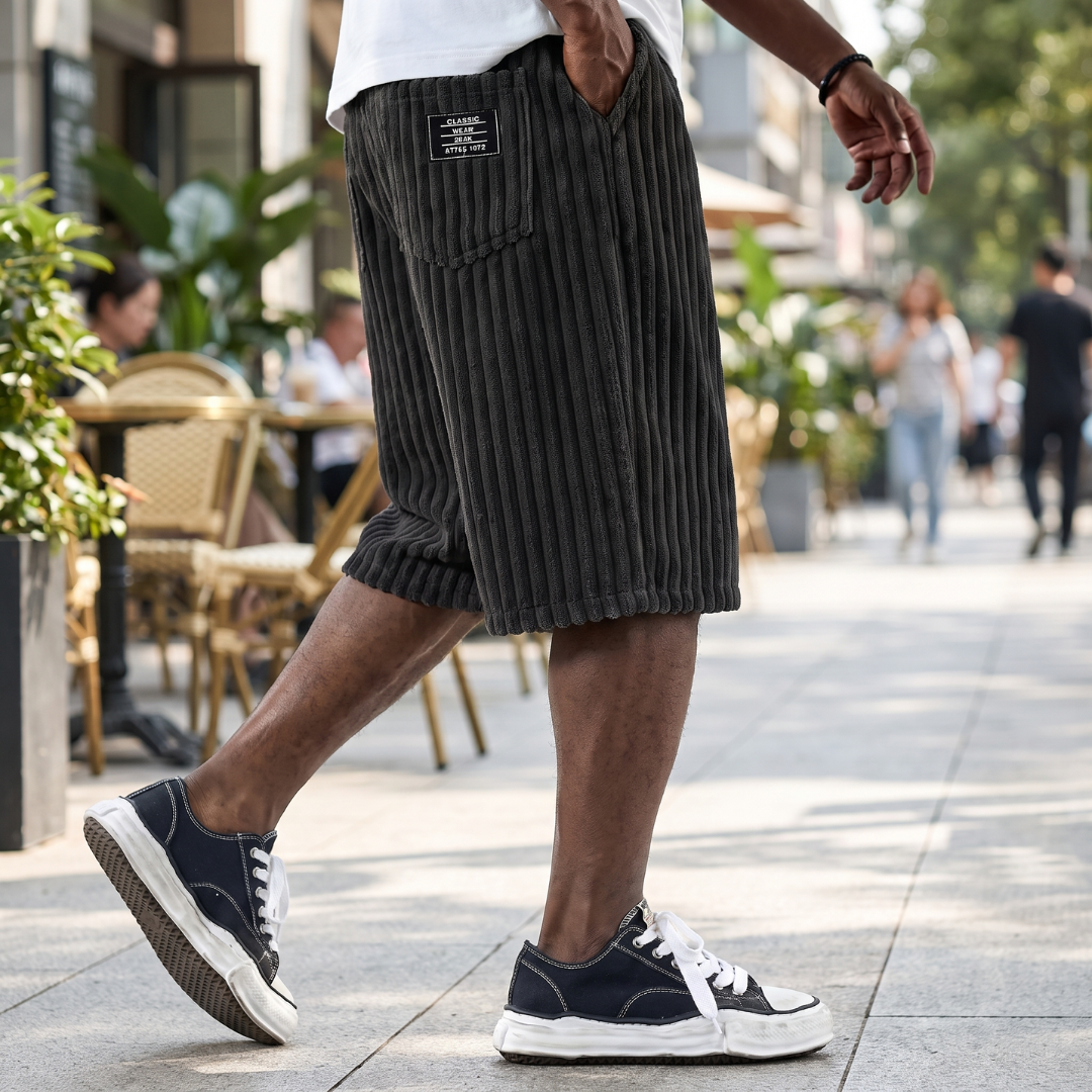 Short homme côtelé noir, look casual urbain en extérieur