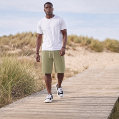 Short homme côtelé vert clair, vue d'ensemble en lumière naturelle extérieure