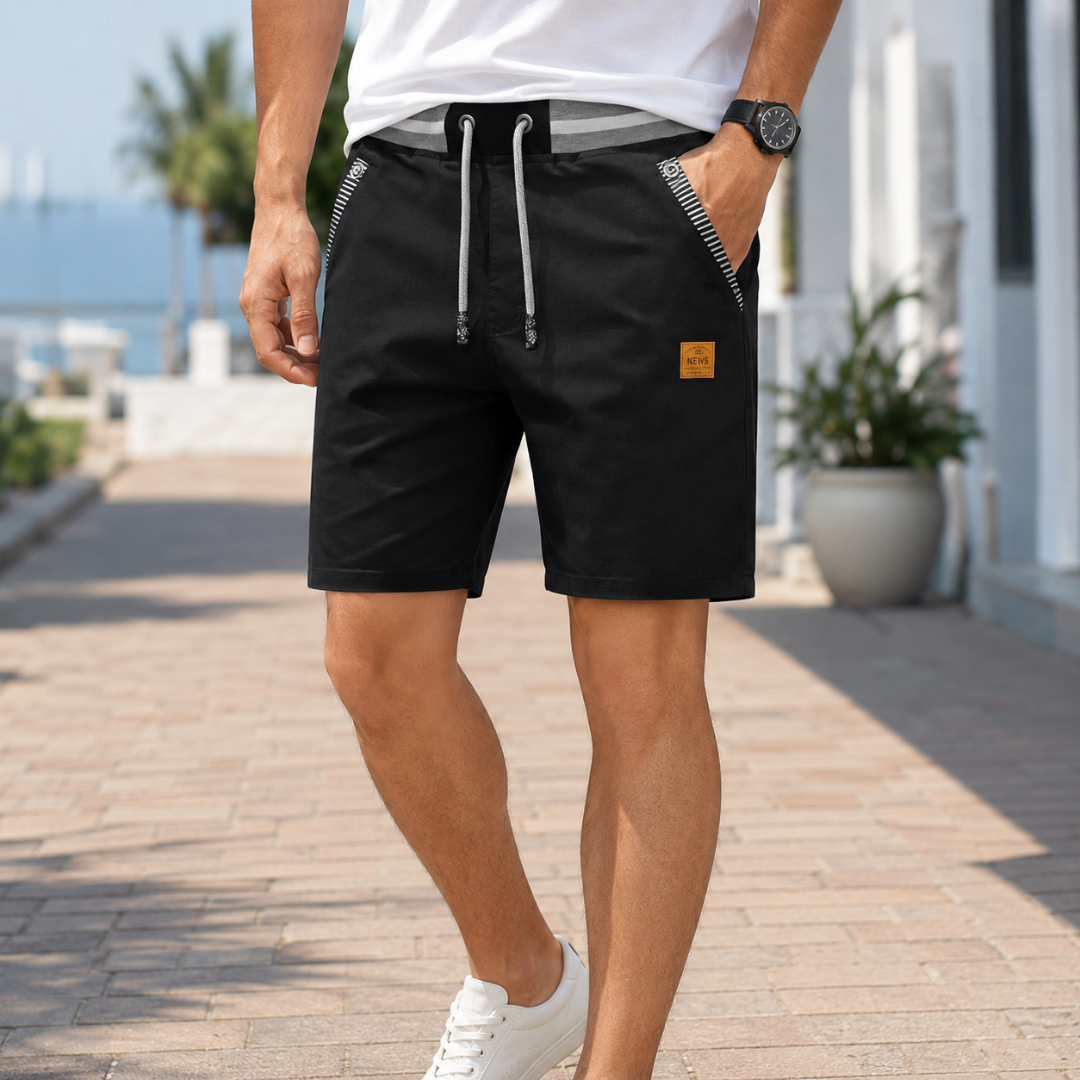 Short homme noir avec cordon gris et écusson doré porté en ville