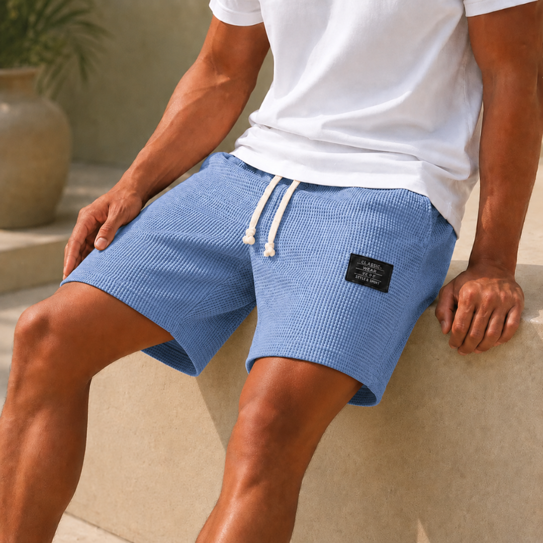 Short homme gaufré bleu clair porté assis avec cordon de serrage noué