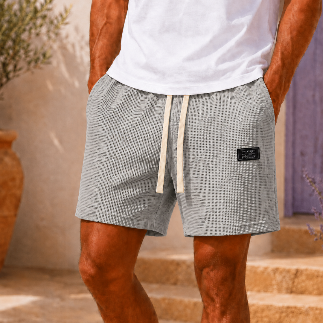 Short homme gaufré gris clair avec cordon beige et étiquette noire