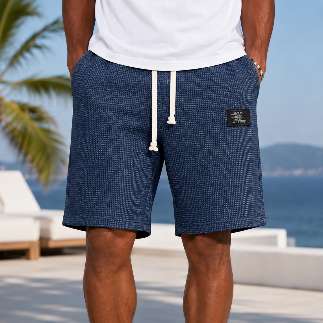 Short homme gaufré bleu marine porté de face, coupe décontractée