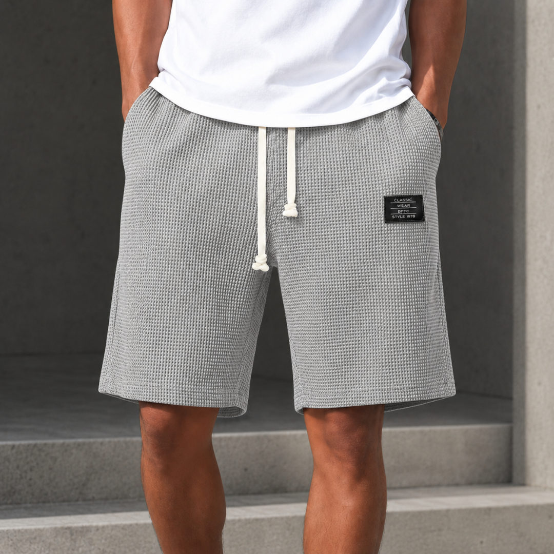 Short homme gaufré gris clair taille élastiquée et cordon