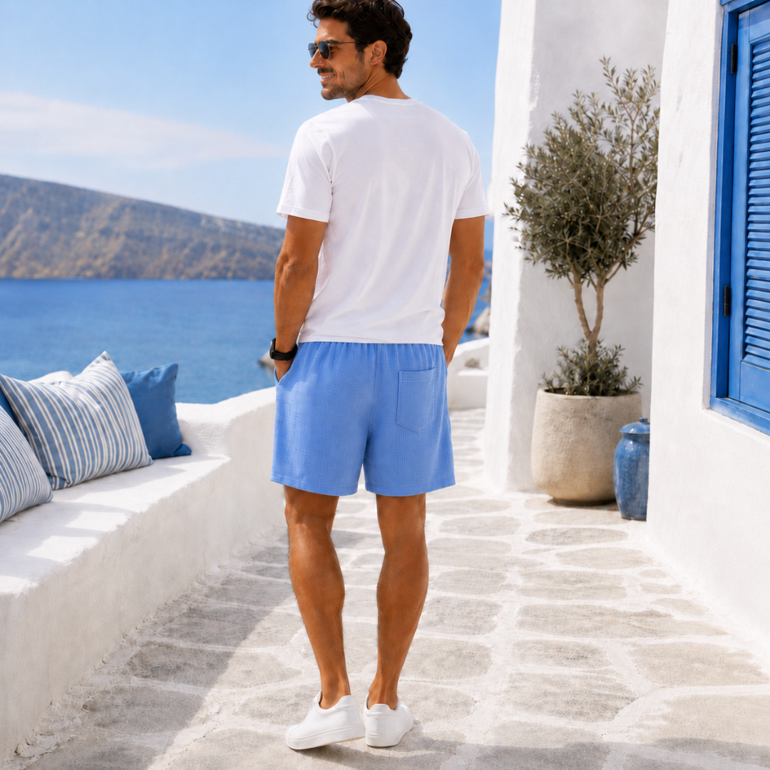 Short homme bleu clair vue de dos poche arrière porté en bord de mer