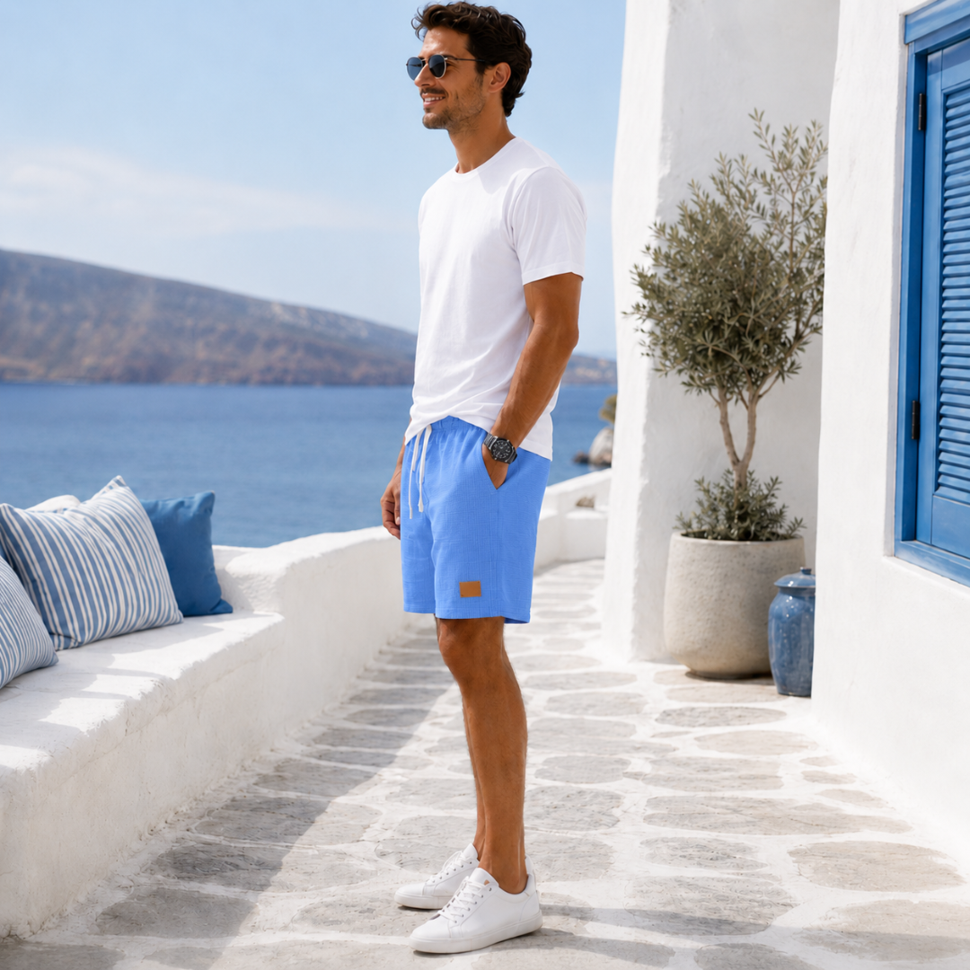 Short homme bleu clair vue latérale taille élastique porté avec t-shirt blanc