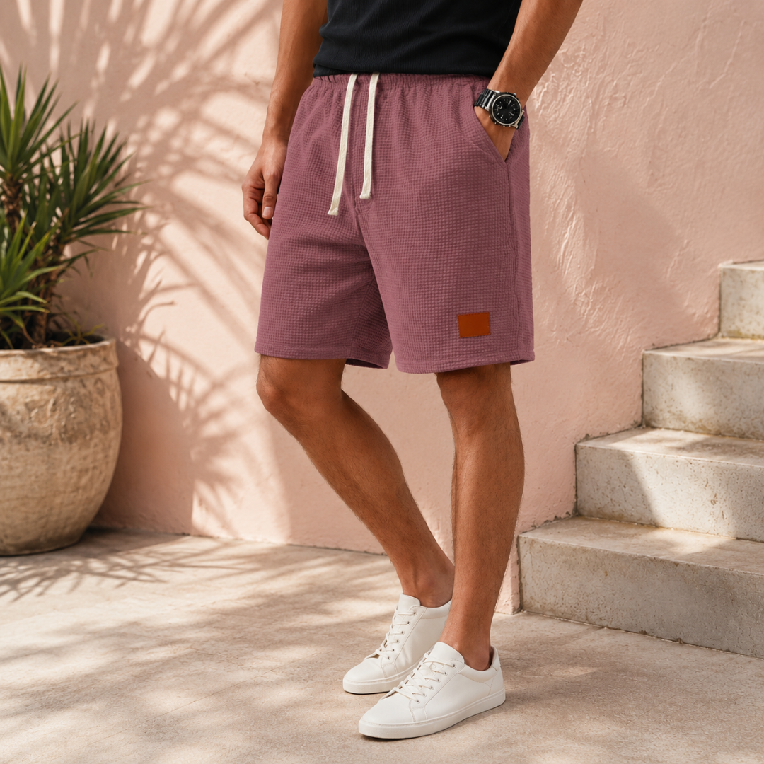 Short homme rose texture gaufrée cordon crème vue latérale main en poche