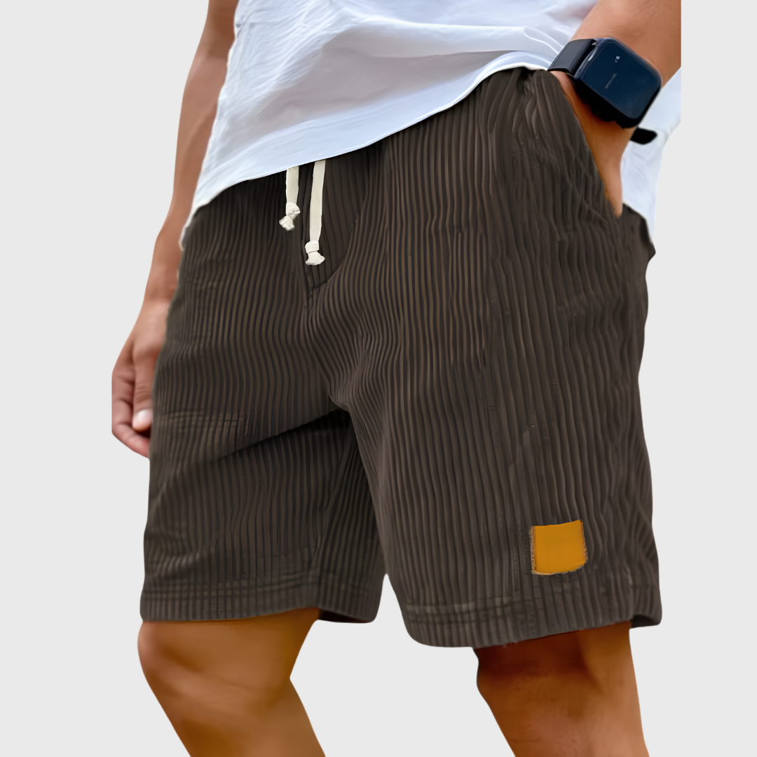 Short homme texturé marron café avec étiquette patch doré