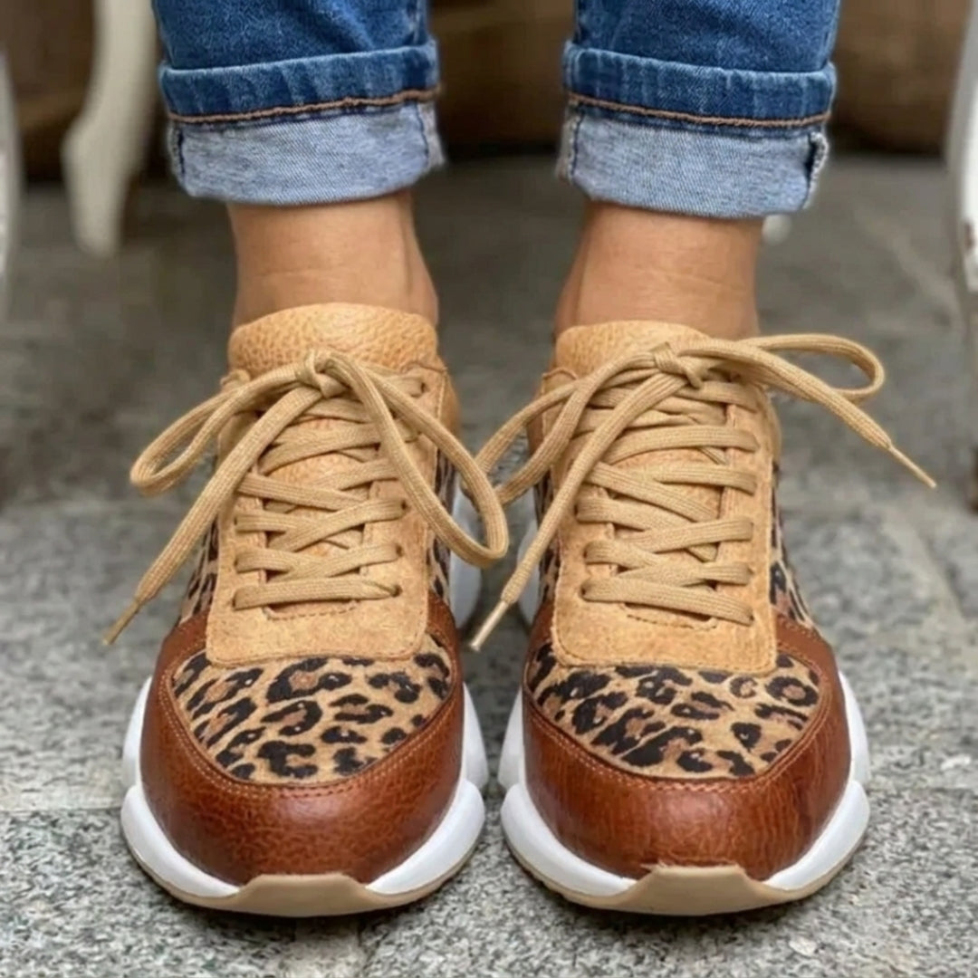 Sneakers femme imprimé léopard et camel portées de face, semelle blanche épaisse