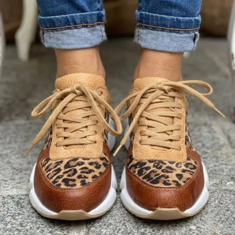 Sneakers femme imprimé léopard et camel portées de face, semelle blanche épaisse