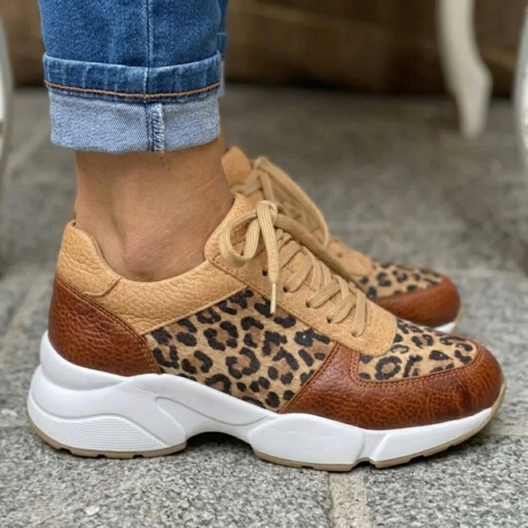Vue de trois quarts de la sneaker léopard femme avec empiècements camel