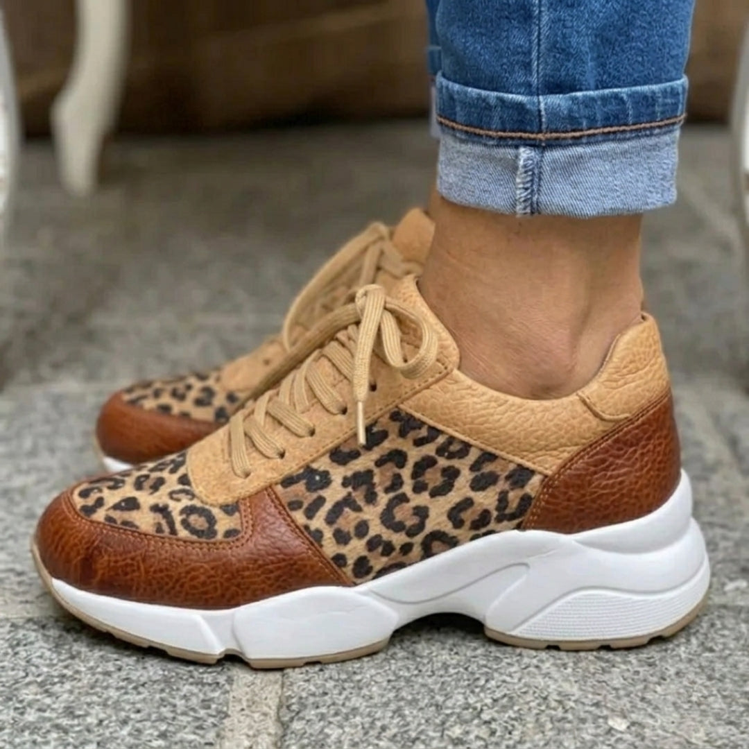 Paire de sneakers léopard femme posée de côté, détail semelle chunky blanche