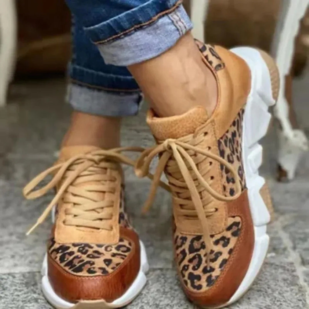 Sneakers léopard femme vues de côté, mise en valeur de la tige et des lacets beiges