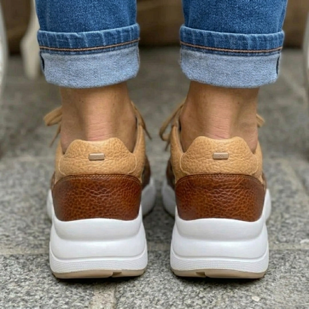 Sneakers femme imprimé animal posées sur fond neutre, vue légèrement plongeante