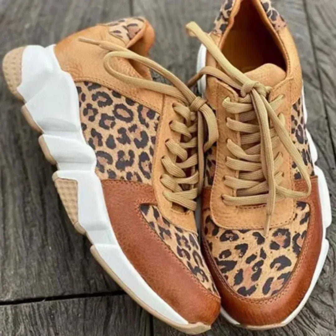Gros plan sur la semelle épaisse blanche et les détails léopard de la sneakers femme