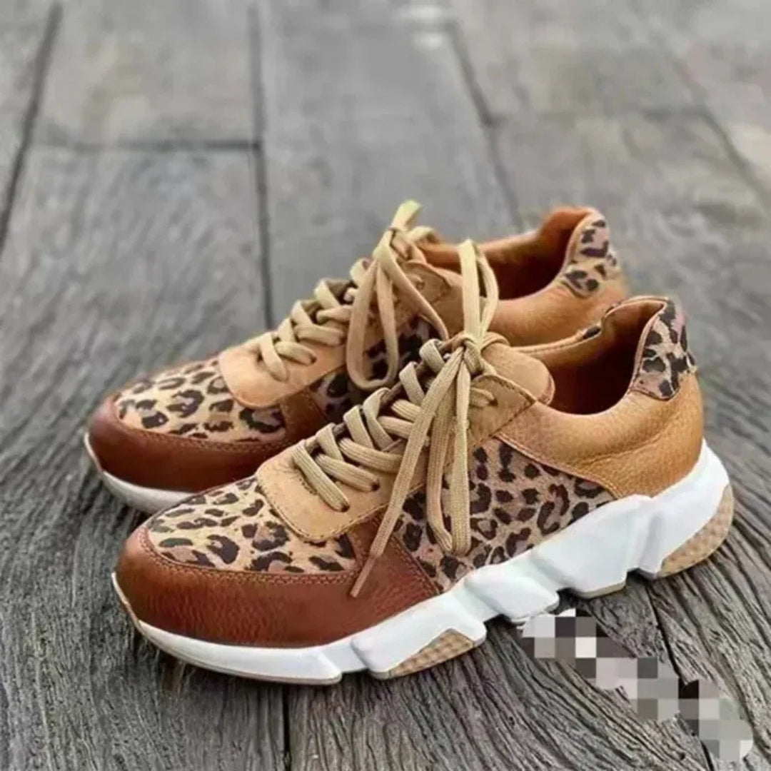 Paire de sneakers léopard femme sur bois, empiècements camel et lacets beiges