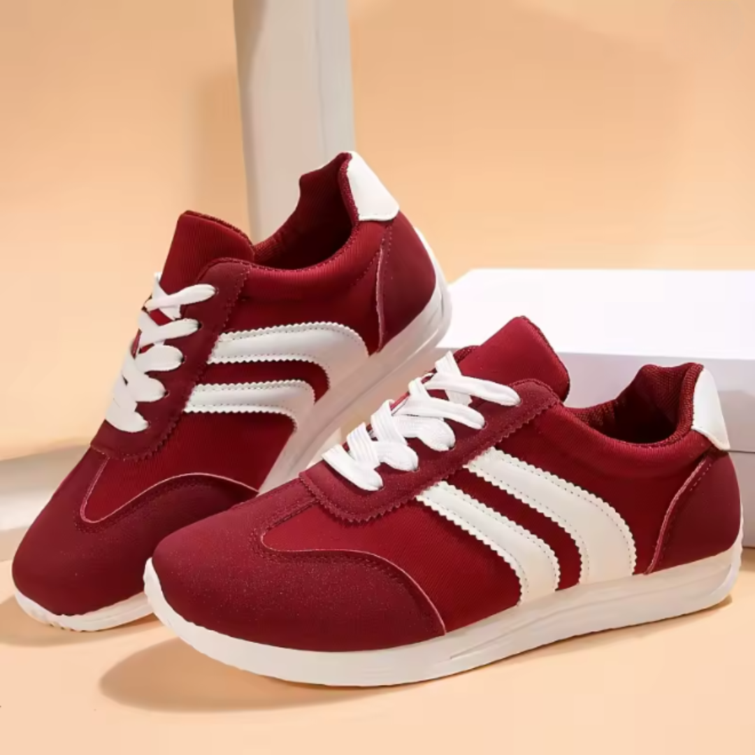 Paire de sneakers rouges posée de face, semelle blanche apparente