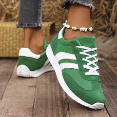 Sneakers vertes vues de côté avec bandes blanches contrastées
