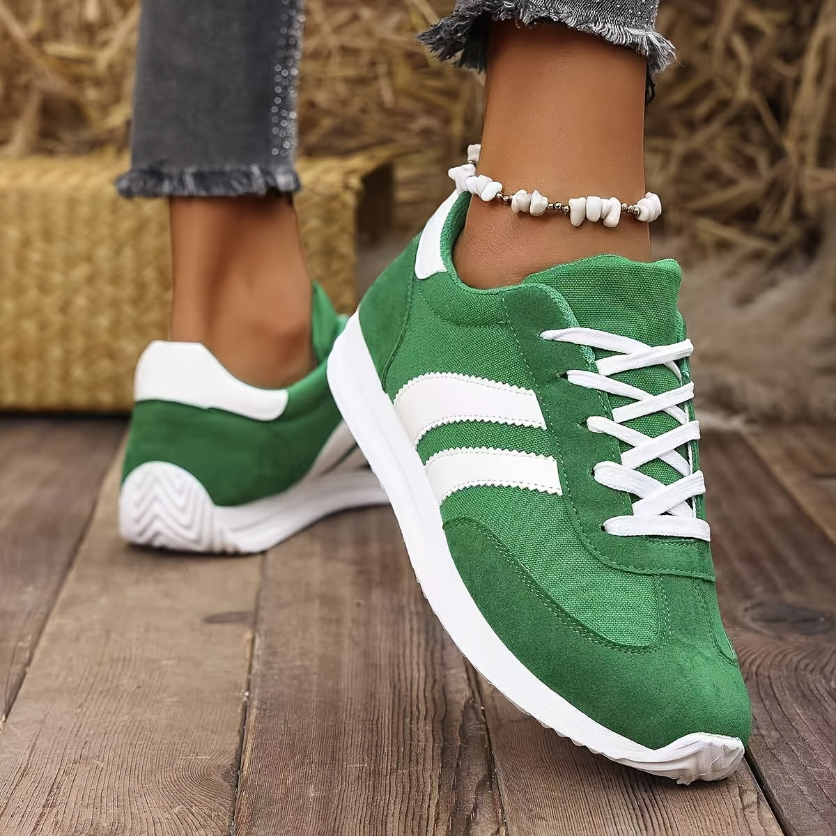Sneakers vertes vues de côté avec bandes blanches contrastées