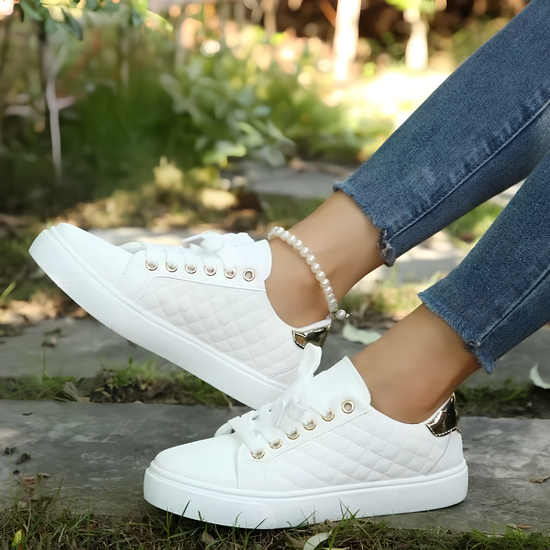 Sneakers blanches Clarice avec semelle plateforme blanche, détail talon doré visible