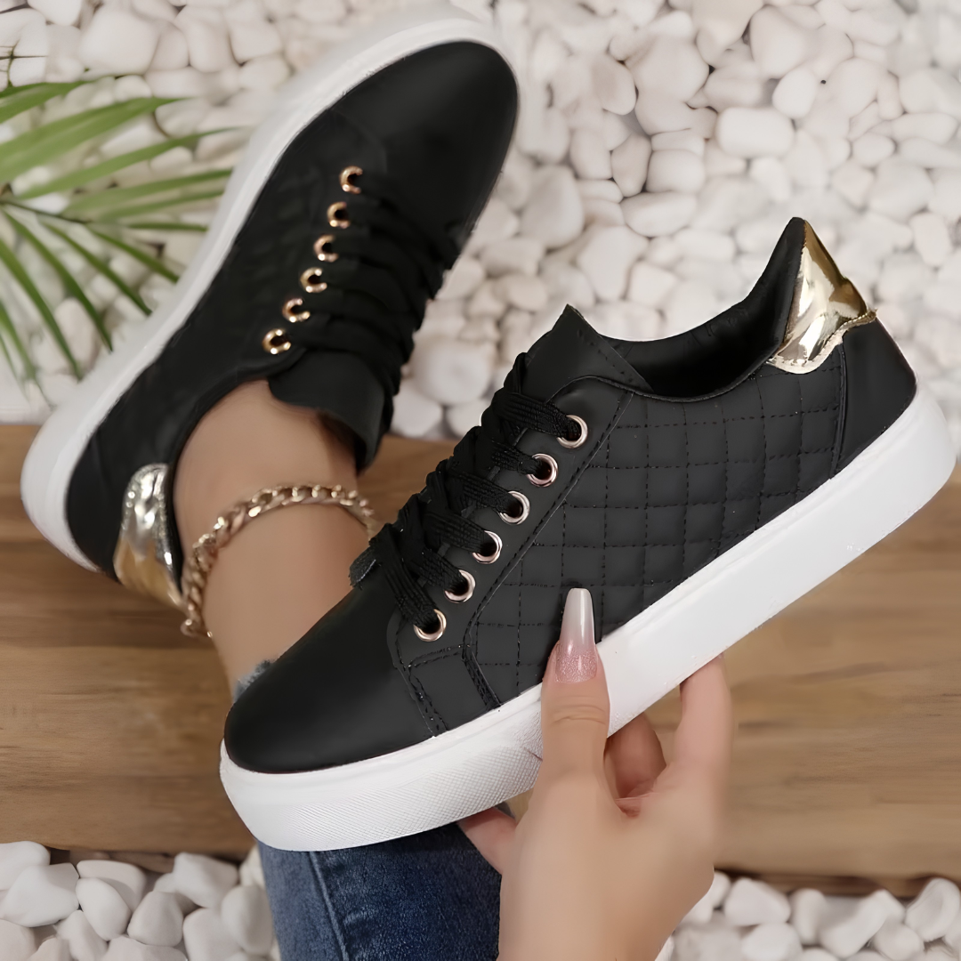 Sneakers noires matelassées Clarice à lacets et détails dorés, vue de côté